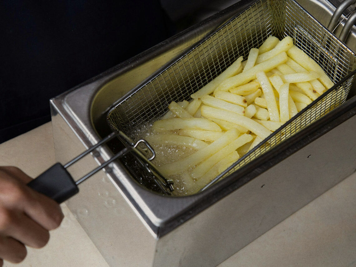 Olive Garden chef commits suicide via deep fryer -