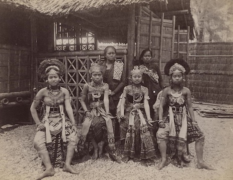 02huzoogroup1.jpg
