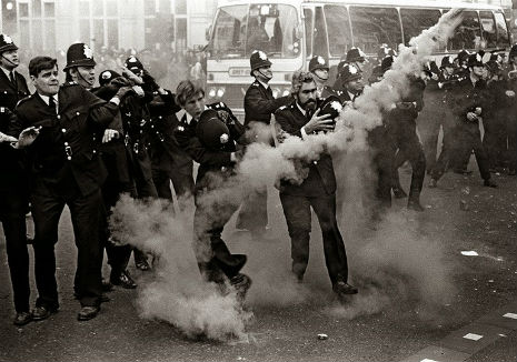 04rardemopolice70s.jpg